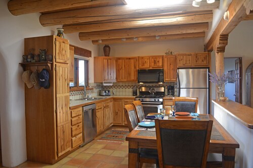 House of Turquoise Gate 360 ​​asteen näkymät koteloitu Yard