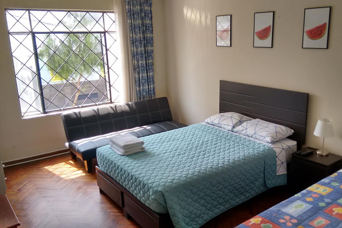 Chambre avec lits jumeaux, salle de bains commune | Fer et planche à repasser, Wi-Fi gratuit, draps fournis