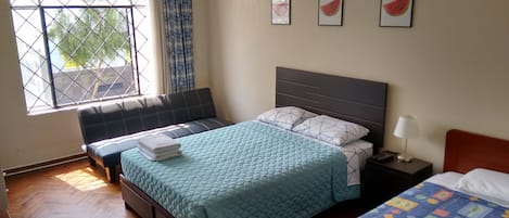 Tabla de planchar con plancha, wifi gratis y ropa de cama