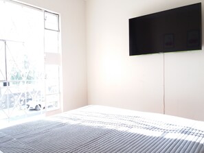 Habitación con 2 camas individuales, baño compartido | Tabla de planchar con plancha, wifi gratis, ropa de cama