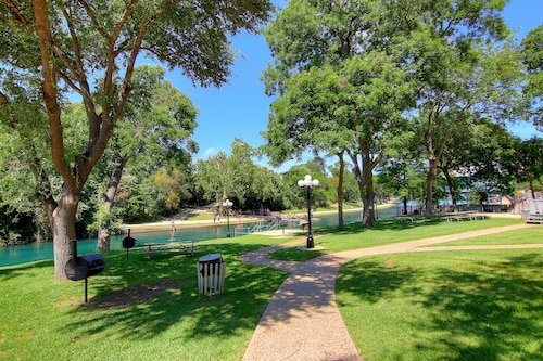 Viehättävä 2/2 sijaitsee aivan Comal-joen varrella!