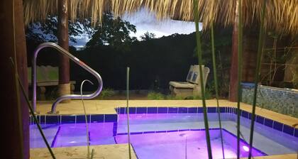 2 km de la ville entiÚrement équipé 2B / 2B avec jacuzzi extérieur et piscine partagée