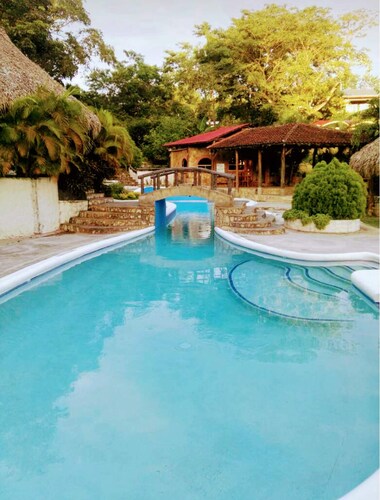 2km from town fully equipped 2B/2B with Outdoor Jacuzzi and shared pool