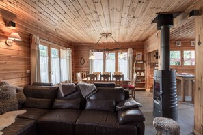 Smart TV, chimenea, futbolito y tenis de mesa 
