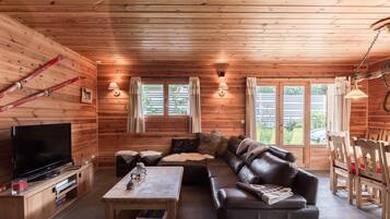 Smart-tv, een open haard, tafelvoetbal en een tafeltennistafel