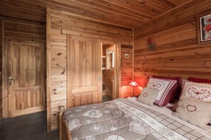 5 habitaciones, escritorio y tabla de planchar con plancha 