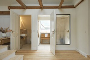 Suite Lune de Miel, salle de bains attenante, vue jardin (Juniorsuite Honeymoon 10) | Intérieur