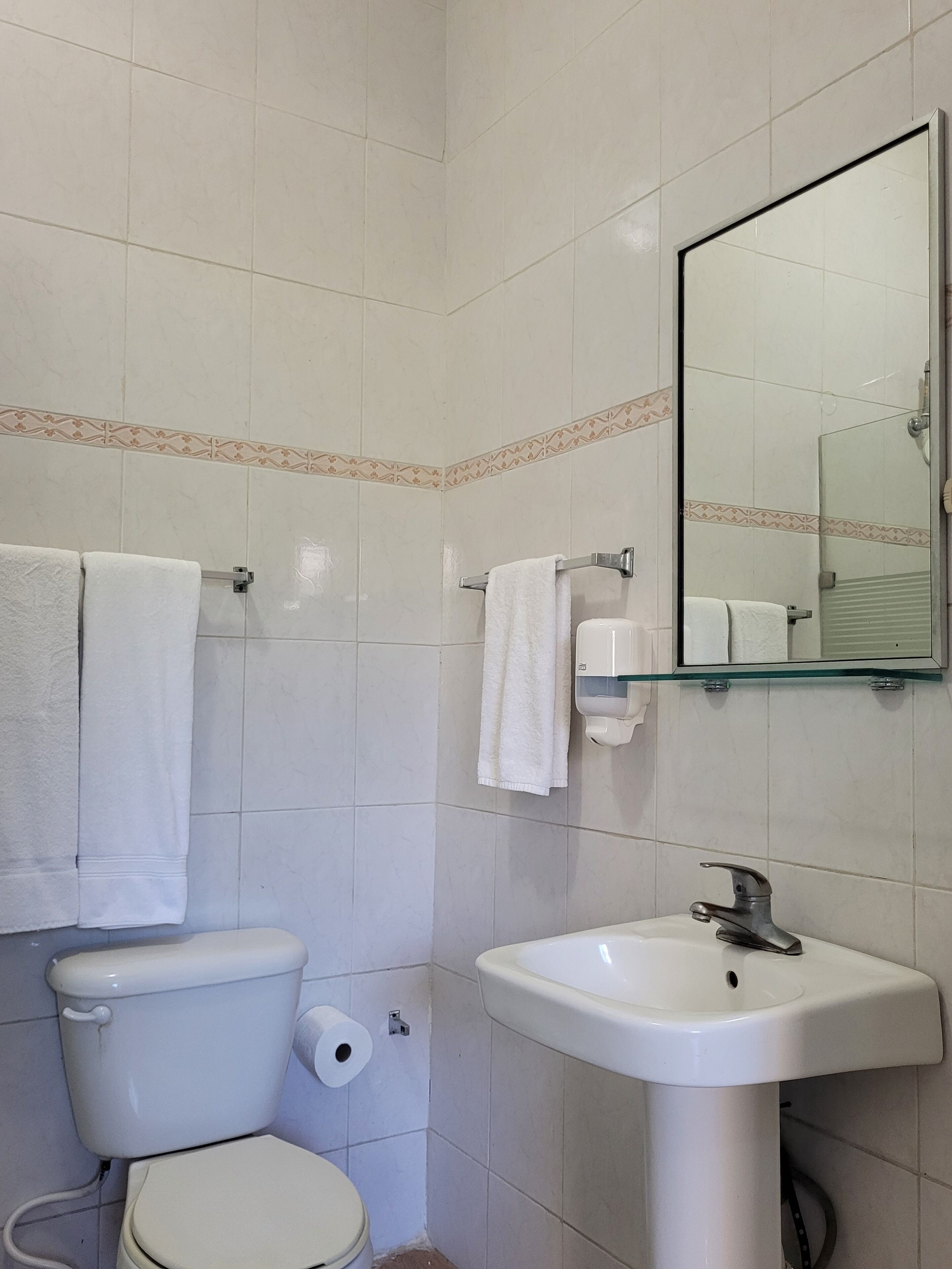 Douche, articles de toilette gratuits, serviettes fournies, shampoing