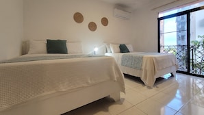 Double Room 2 Full Beds | Két bảo mật tại phòng, bàn, truy cập Internet không dây miễn phí 