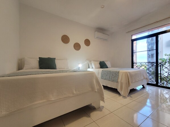 Double Room 2 Full Beds | Zimmersafe, Schreibtisch, kostenloses WLAN, Bettwäsche