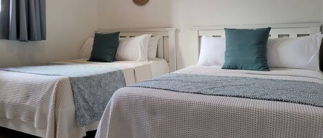 Double Room 2 Full Beds | Zimmersafe, Schreibtisch, kostenloses WLAN, Bettwäsche