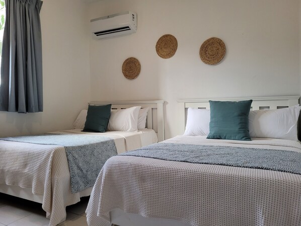 Double Room 2 Full Beds | Cofres nos quartos, escrivaninha, Wi-Fi de cortesia, roupa de cama
