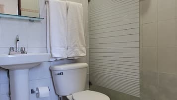 Regadera, amenidades de baño gratuitas, toallas, shampoo