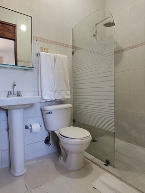 Een douche, gratis toiletartikelen, handdoeken, shampoo