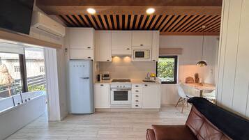 Een koelkast, een magnetron, een oven, een kookplaat