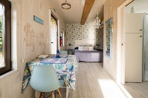 1 habitación, tabla de planchar con plancha y cuna de viaje