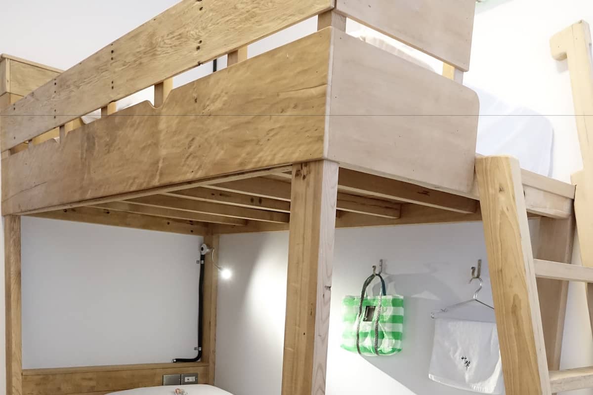 Comfort Twin kamer, alleen voor vrouwen, gedeelde badkamer (Max occupancy 2 people) | Luxe beddengoed, donzen dekbedden, individueel gedecoreerd