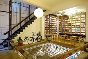 Library - CaoJi Book inn Hostel (Tainan)