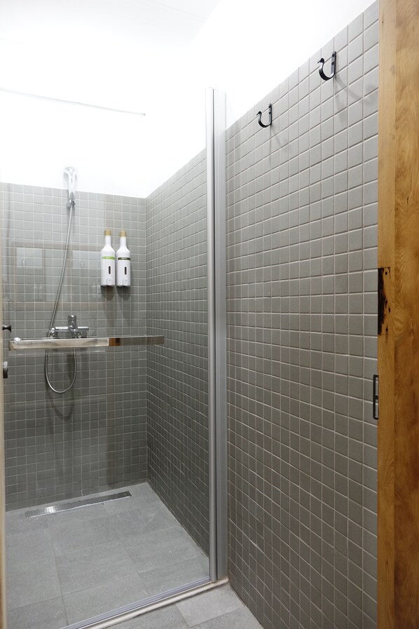 Bathroom shower - CaoJi Book inn Hostel (Tainan)