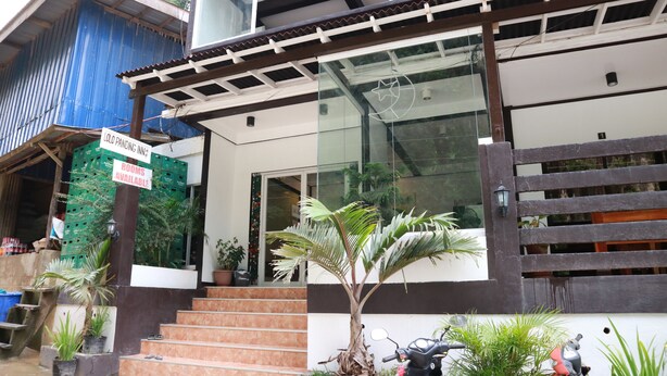 Un edificio con un letrero que indica habitaciones disponibles.