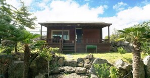 Studio (Ttarabi) - Gotjawal Geomun Oreum Pension (Jeju City)