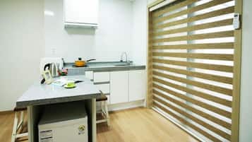 Grand réfrigérateur, micro-ondes, plaque de cuisson