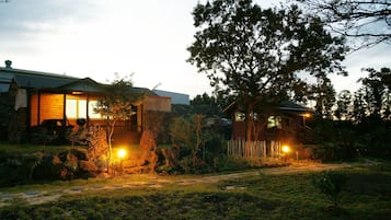 Fassade der Unterkunft – Abend/Nacht