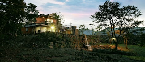 Façade de l’hébergement - soirée/nuit