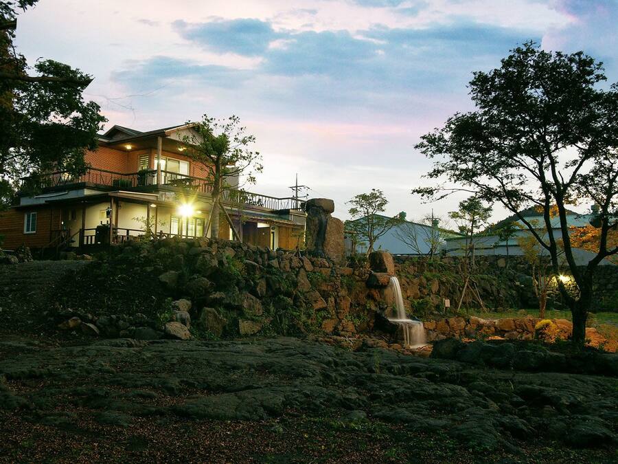 Fassade der Unterkunft – Abend/Nacht