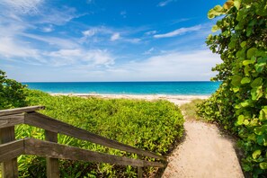 Beach - Prime Location. Hidden Gem. Steps to Beach. Boutique Bungalow. Pet Friendly.  (Juno Beach)