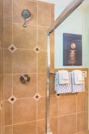 Een douche, een haardroger, handdoeken