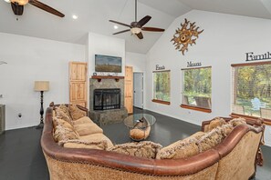 TV, caminetto, lettore DVD, tavolo da calcetto