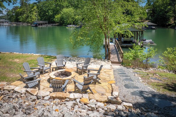 Terrace/patio - Lake James Retreat: Large Private Lakefront Home (nebo)