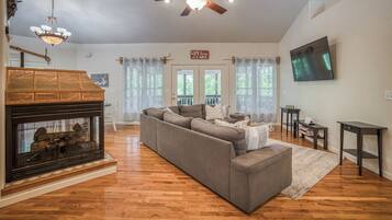 Smart-tv och eldstad