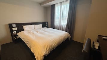 Down comforters, in-room safe, desk, soundproofing