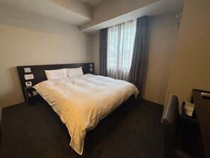 Down comforters, in-room safe, desk, soundproofing - Dormy Inn Kochi (Kochi)