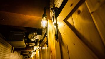 Escritorio, wifi gratis y ropa de cama