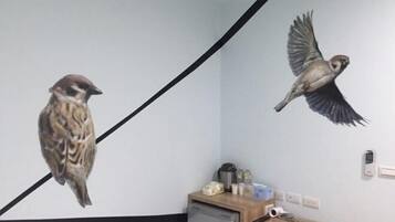 Escritorio, wifi gratis y ropa de cama