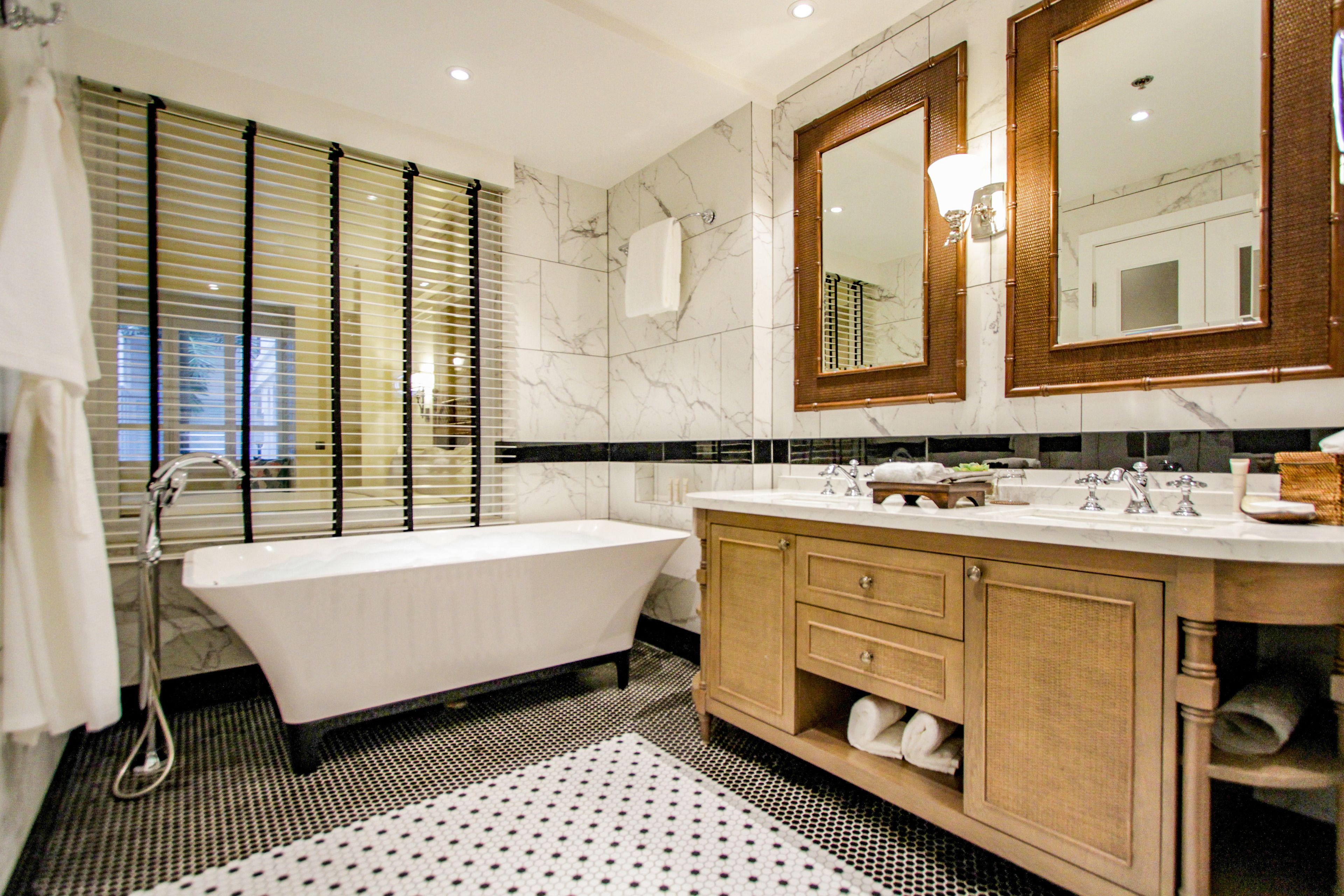 shower, hydromassage showerhead, free toiletries, hair dryer