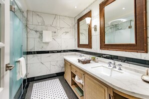 Een douche, een hydromassagedouche, gratis toiletartikelen
