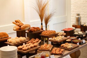 Se ofrece un desayuno bufé todos los días (por un coste adicional)