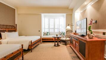 Deluxe Double Atrium | Minibar, in-room safe, blackout drapes, soundproofing