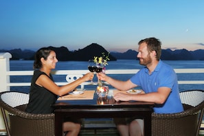 Se sirven desayunos y cocina local e internacional, con vista al mar