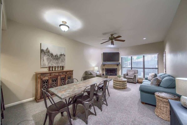 Smart TV, fireplace