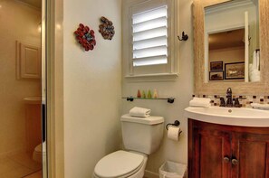 Combined shower/bathtub, hair dryer, towels