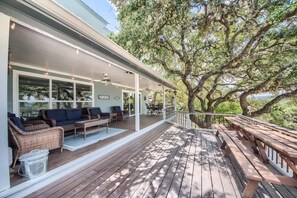Outdoor dining - CL 1055 Blue Diamond Retreat (Canyon Lake)