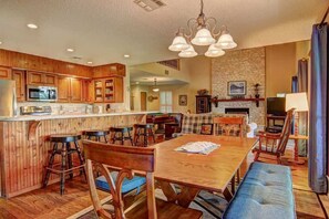 Dining - CL 1055 Blue Diamond Retreat (Canyon Lake)