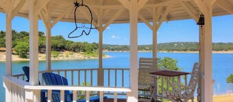 Maison spacieuse avec 185 'de bord de lac sur 2. 5 acres de Hill Country Paradise !!