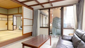 Habitación tradicional (Japanese-style, with Open-Air Bath) | Caja fuerte, escritorio, wifi gratis