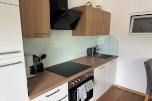 Coffee/tea maker, fridge, oven, stovetop